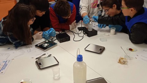 Jóvenes de Abanto-Zierbena han recibido la visita de una investigadora