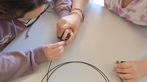 Jóvenes de Bizilabe de Abanto reciben la visita de las investigadoras de Teleko Renta