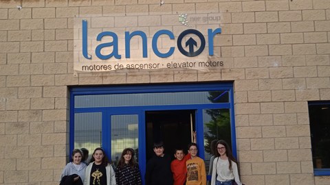 Jóvenes de Bizilabe de Abanto-Zierbena han realizado una visita a la cooperativa local Lancor 2000 S.Coop