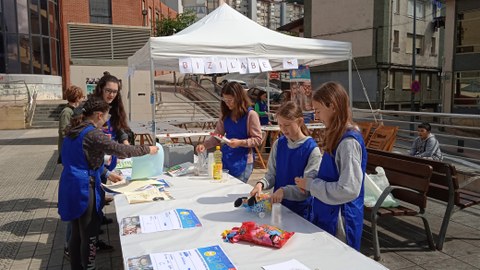 Jóvenes de Bizilabe han sacado a la calle el trabajo realizado durante el curso