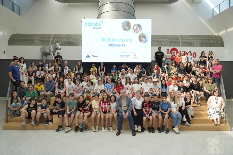Jóvenes de Bilbao muestran más de 30 proyectos científico-tecnológicos en el “Bizilabe Eguna” Jóvenes de Bilbao muestran más de 30 proyectos científico-tecnológicos en el “Bizilabe Eguna”