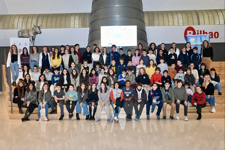Jóvenes de Bizilabe de Bilbao se reúnen con mujeres profesionales del mundo de la ciencia y la tecnología en el Encuentro entre Pares Jóvenes de Bizilabe de Bilbao se reúnen con mujeres profesionales del mundo de la ciencia y la tecnología en el Encuentro entre Pares