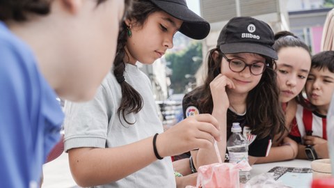 Jóvenes de Bizilabe exponen sus proyectos científicos y tecnológicos en el barrio