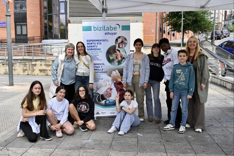 Jóvenes de Bizilabe muestran sus proyectos en el Día de la Infancia de Otxarkoaga