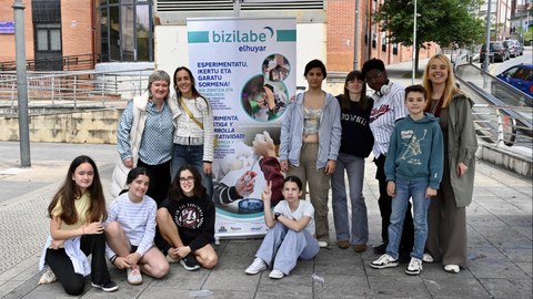 Jóvenes de Bizilabe muestran sus proyectos en el Día de la Infancia de Otxarkoaga