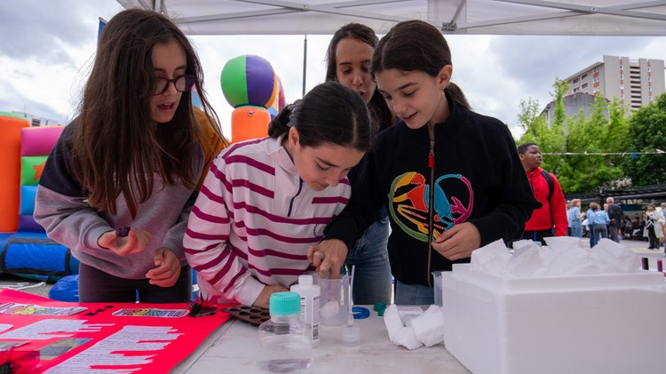 Jóvenes de Bizilabe muestran sus proyectos en el Día de la Infancia de Otxarkoaga Jóvenes de Bizilabe muestran sus proyectos en el Día de la Infancia de Otxarkoaga
