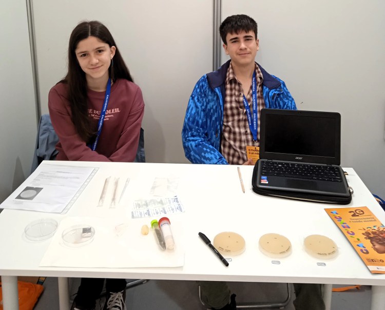Jóvenes de Bizilabe participan en la feria ‘Galiciencia’ gracias al premio obtenido en la Elhuyar Zientzia Azoka Jóvenes de Bizilabe participan en la feria ‘Galiciencia’ gracias al premio obtenido en la Elhuyar Zientzia Azoka