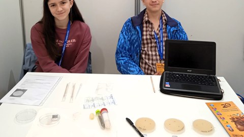 Jóvenes de Bizilabe participan en la feria ‘Galiciencia’ gracias al premio obtenido en la Elhuyar Zientzia Azoka Jóvenes de Bizilabe participan en la feria ‘Galiciencia’ gracias al premio obtenido en la Elhuyar Zientzia Azoka