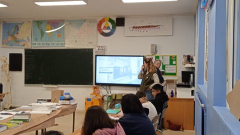 Científicas de Elgoibar visitan los colegios de la localidad Científicas de Elgoibar visitan los colegios de la localidad