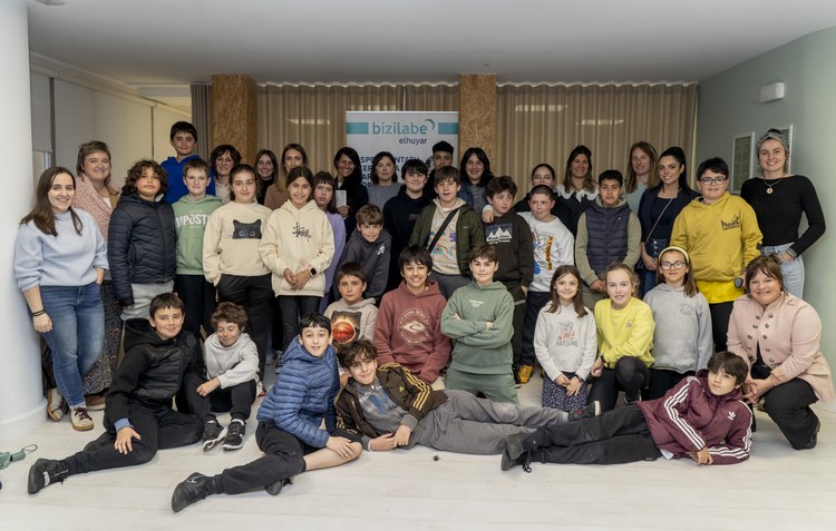 Jóvenes de Bizilabe (Elgoibar) se han reunido con mujeres profesionales de la ciencia y la tecnología en el Encuentro entre pares