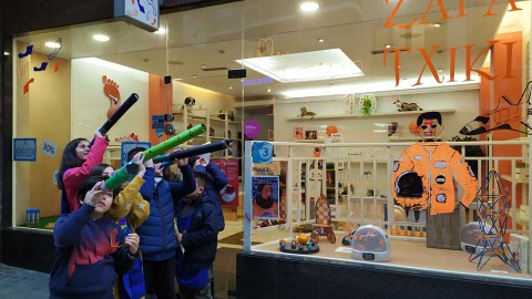 Jóvenes de Bizilabe Ermua realizan experimentos en los escaparates dedicados a las mujeres científicas