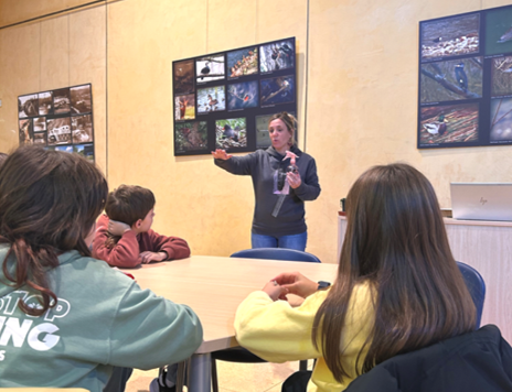 Las y los jóvenes de Bizilabe reciben la visita investigadoras de Pamplona