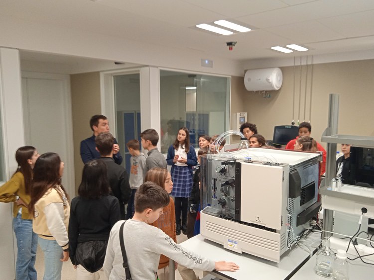 Jóvenes de Bizilabe visitan la sede del Polo de Innovación Digital de Navarra, IRIS