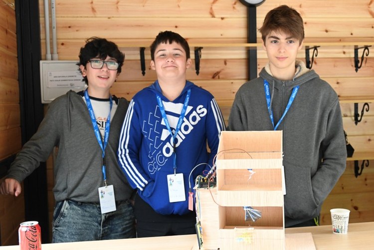 Jóvenes de Bizilabe de Llodio premiados en la Elhuyar Zientzia Azoka Jóvenes de Bizilabe de Llodio premiados en la Elhuyar Zientzia Azoka