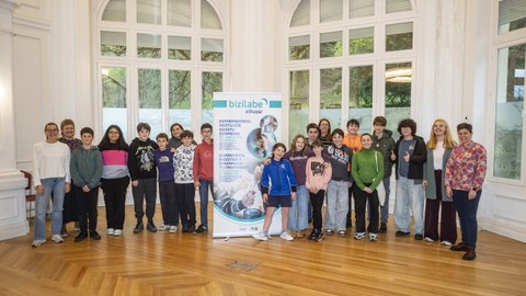 Jóvenes de Bizilabe de Llodio se han reunido con mujeres profesionales de la ciencia y la tecnología en el Encuentro de Pares