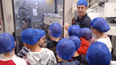 Jóvenes de Bizilabe Llodio visitan la empresa ENVASES Jóvenes de Bizilabe Llodio visitan la empresa ENVASES