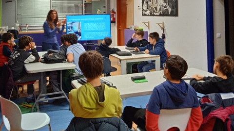 Jóvenes de Bizlabe reciben la visita de Iratxe Riera San Martín