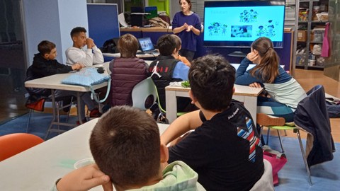 Jóvenes de Bizlabe reciben la visita de la bióloga laudioarra Ainhoa Urkijo Jóvenes de Bizlabe reciben la visita de la bióloga laudioarra Ainhoa Urkijo