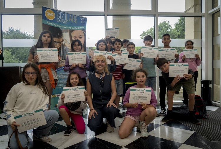 Jóvenes de Laudio presentan sus proyectos de ciencia y tecnología en el 'Bizilabe Eguna' Jóvenes de Laudio presentan sus proyectos de ciencia y tecnología en el 'Bizilabe Eguna'