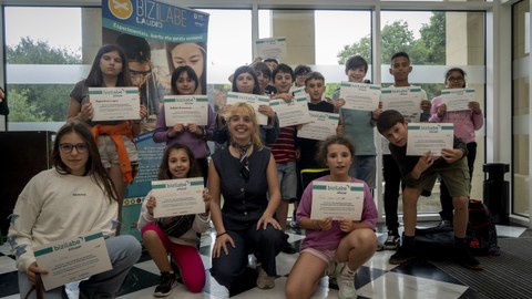 Jóvenes de Laudio presentan sus proyectos de ciencia y tecnología en el 'Bizilabe Eguna' Jóvenes de Laudio presentan sus proyectos de ciencia y tecnología en el 'Bizilabe Eguna'