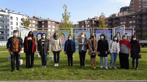 Arranca la exposición itinerante «NI STEM Emakumea», que muestra mujeres de la comarca que desarrollan su actividad en el ámbito de la ciencia y la tecnología