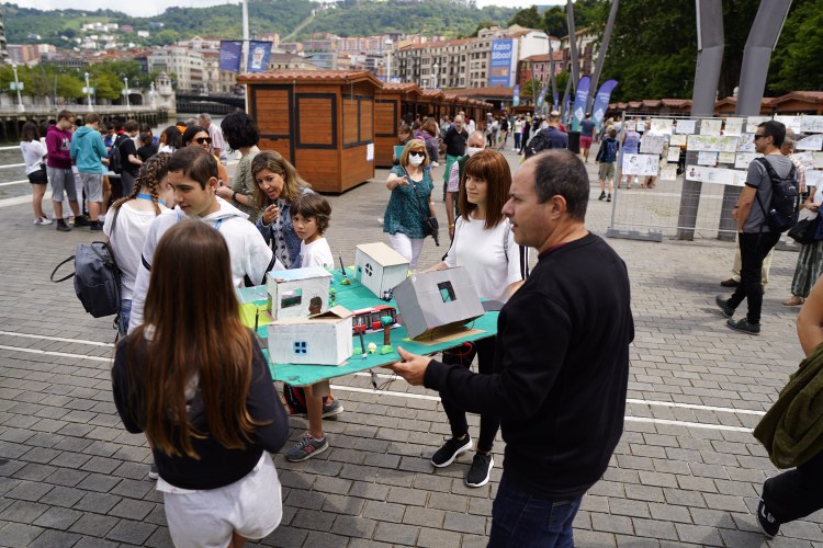 Chicos y chicas de Bizilabe presentan en el Arenal de Bilbao los proyectos realizados en los talleres a lo largo del año Chicos y chicas de Bizilabe presentan en el Arenal de Bilbao los proyectos realizados en los talleres a lo largo del año
