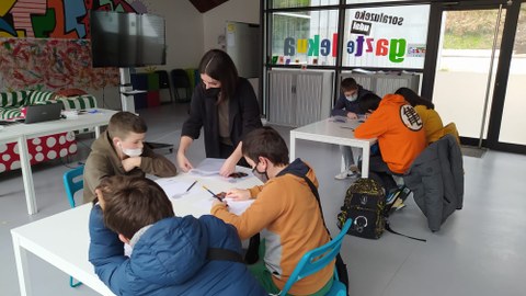 Jóvenes de Bizilabe reciben la visita de una investigadora