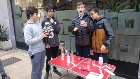 Jóvenes de Bizilabe Soraluze realizan experimentos en los escaparates dedicados a las mujeres científicas