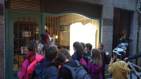Jóvenes de Bizilabe Tolosaldea han visitado escaparates de las tiendas de Tolosa y Villabona