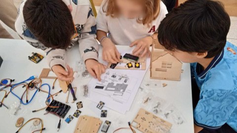 Haurrek telekomunikazioan oinarritutako hiriak eraiki dituzte “Junior Makers Bilbao: Gure hiria eraikitzen” tailerrean Haurrek telekomunikazioan oinarritutako hiriak eraiki dituzte “Junior Makers Bilbao: Gure hiria eraikitzen” tailerrean