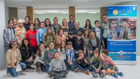 Bizilabe Elgoibar-eko gazteak emakume zientzialariekin batu dira Parekoen Topaketa ekimenean Bizilabe Elgoibar-eko gazteak emakume zientzialariekin batu dira Parekoen Topaketa ekimenean