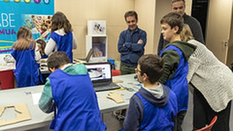 Dozena bat gazte ari dira zientzia, teknologia eta STEAM gaitasunetan sakontzen Ermuko 'Bizilabe' tailerrean Dozena bat gazte ari dira zientzia, teknologia eta STEAM gaitasunetan sakontzen Ermuko 'Bizilabe' tailerrean